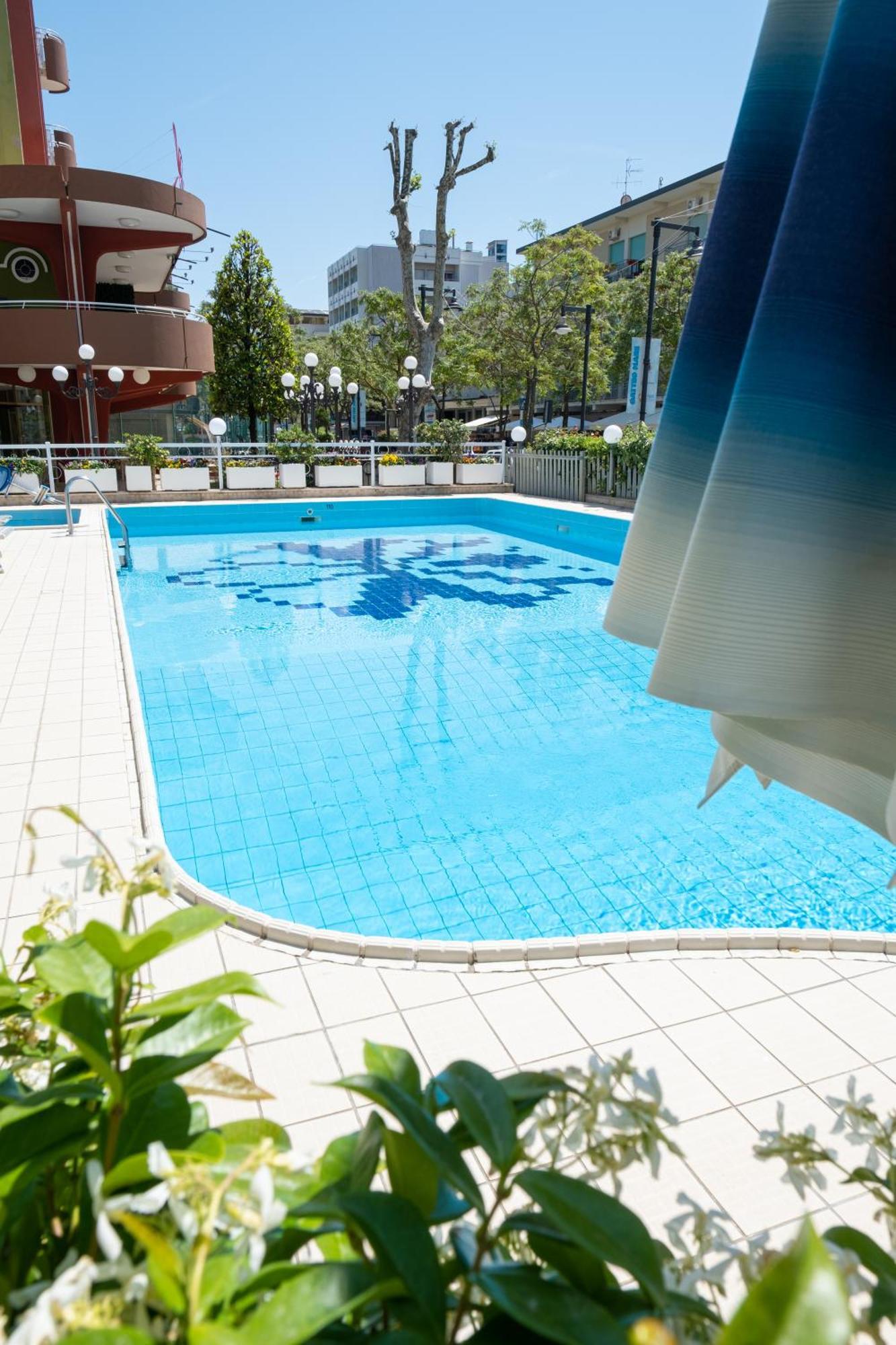Hotel Capitol Гаттео-а-Маре Экстерьер фото