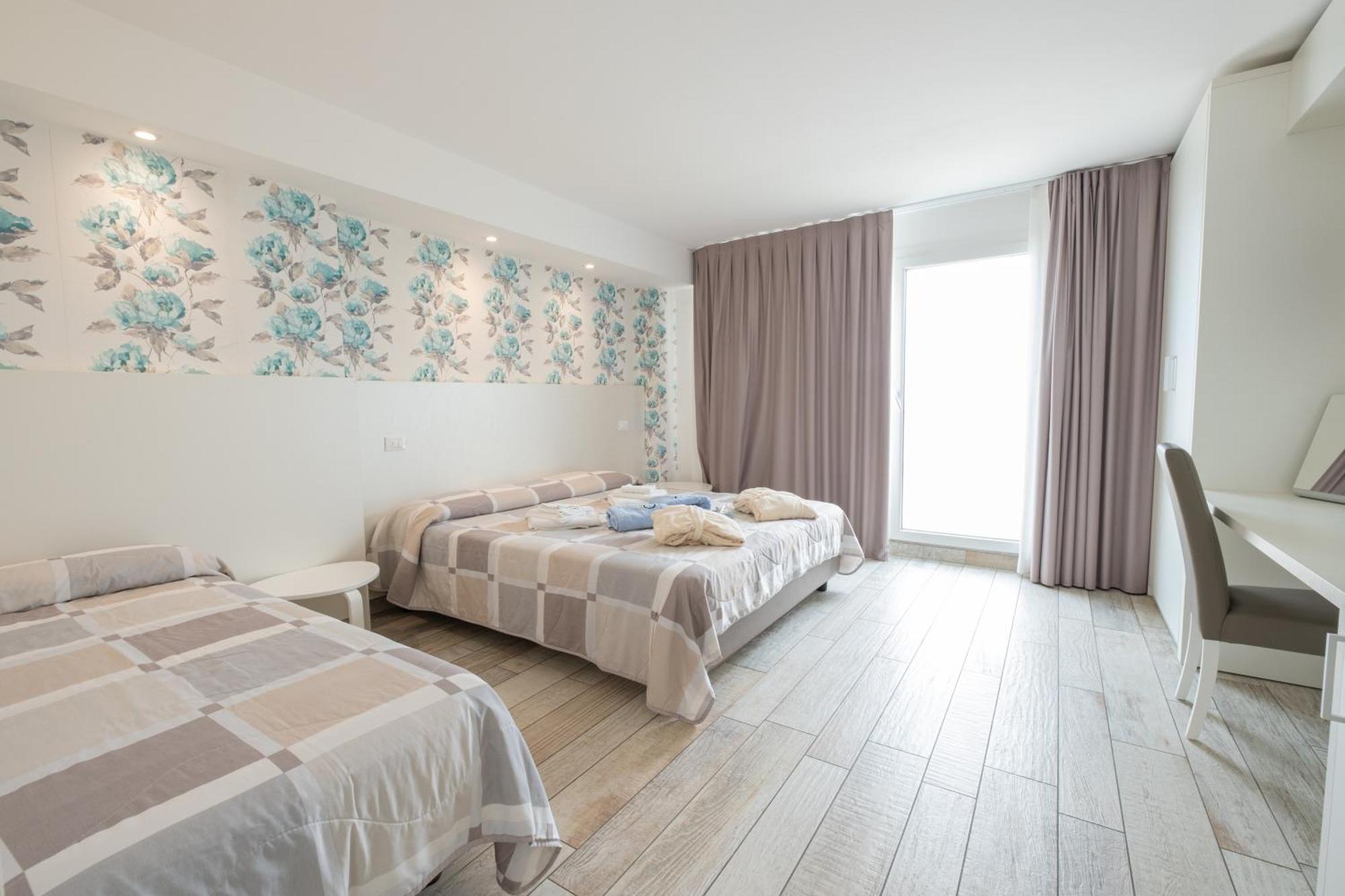 Hotel Capitol Гаттео-а-Маре Экстерьер фото