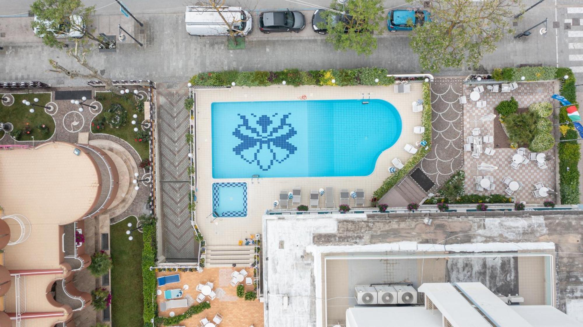 Hotel Capitol Гаттео-а-Маре Экстерьер фото